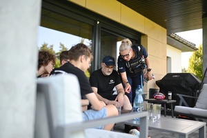 Uczestnicy podczas pokazywania na komputerze jak wygląda mapowanie 3d.
