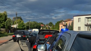 Czynności zatrzymania sób i przeszukania pojazdów.
