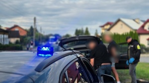 Kryminalni podczas przeszukania.