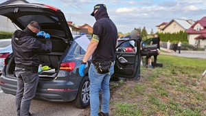 Policjanci sprawdzający wyniku narkotestu.