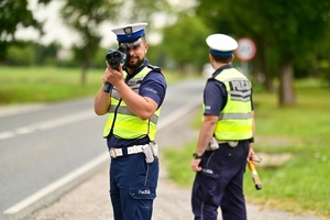 Policjanci podczas kontroli prędkości.