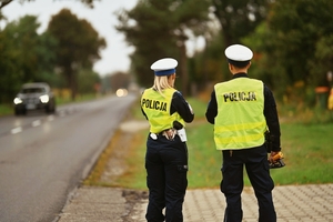 Policjanci ruchu drogowego podczas kontroli.
