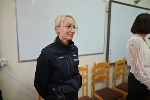 Policjantka podczas warsztatów.