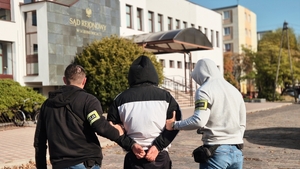 Policjanci z zatrzymanym.