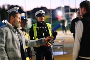Policjanci rozdający odblaski.