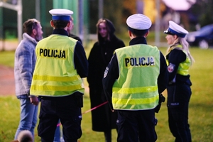 Policjanci rozdający odblaski.