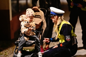Policjanci rozdający odblaski.