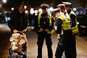 Policjanci rozdający odblaski.