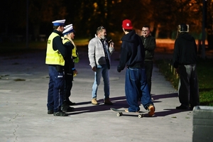 Policjanci rozdający odblaski.