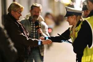 Policjanci rozdający odblaski.