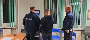 Policjanci sprawdzają trzeźwość mężczyźnie w pomieszczeniu komendy.