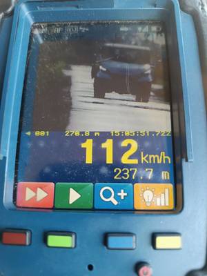 Zdjęcie pomiaru prędkości z urządzenia dokonującego pomiar prędkości.