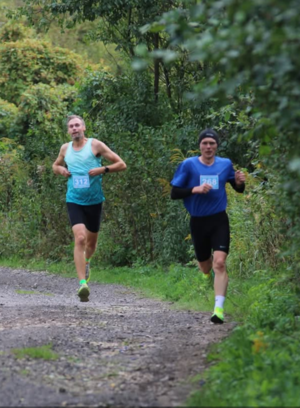 Dwóch biegnących mężczyzn.