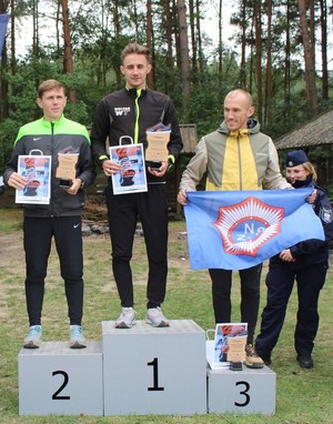 Trzech mężczyzn na podium.