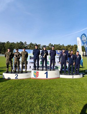 Mundurowi na podium.