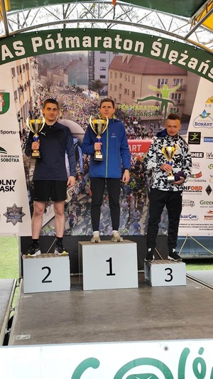 3 mężczyzn na podium.