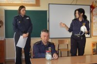 policjanci i strażnicy podczas warszatów profilaktycznych dot. ekologii i ochrony środowiska