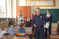 policjanci i strażnicy podczas warszatów profilaktycznych z dziećmi dot. ekologii i ochrony środowiska