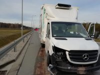 rozbity mercedes transporter uczestniczący w wypadku