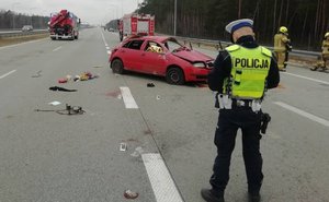 policjant stoi na miejscu wypadku
