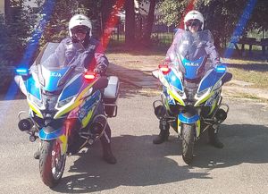 Dwaj policjanci na motocyklach.