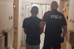 Policjant z zatrzymanym mężczyzną.