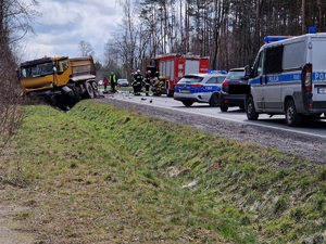 policjanci wykonujący czynności na miejscu wypadku drogowego.