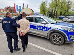 Zatrzymany nietrzeźwy kierujący z sądowym zakazem kierowania pojazdami mechanicznymi przewożony przez policjantów na czynności do Posterunku Policji w Hermanowie.