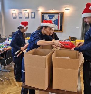 Policjanci pakujący prezenty dla dzieci do pudeł