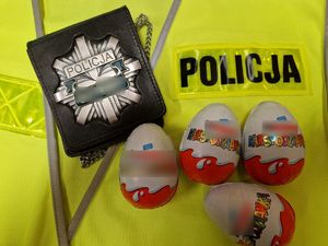 Na odblaskowej kamizelce znajduje się policyjna odznaka i 4 czekoladowe jajka.