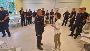Komendant Powiatowy Policji w Pabianicach wręcza kwiaty Kierowniczce Warsztatu Terapii Zajęciowej.