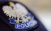Zdjęcie dekoracyjne. Orzeł z napisem policja.
