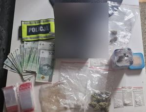 Zabezpieczone przez policjantów narkotyki, woreczki, waga i pieniądze.