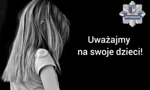 Zdjęcie ilustracyjne. Dziewczynka stojąca bokiem. Z prawej strony napis: Uważajmy na swoje dzieci!. W górnym prawym rogu logo Komendy Powiatowej Policji w Pabianicach.