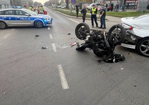 Miejsce zdarzenia drogowego. Na zdjęciu widać policyjny radiowóz i rozbite pojazdy uczestniczące w wypadku.