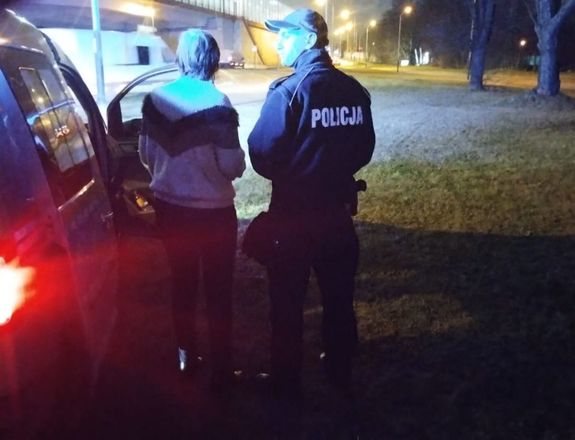 Policjant stoi z zaginioną seniorką.