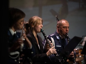 Policyjni muzycy grający na instrumentach.