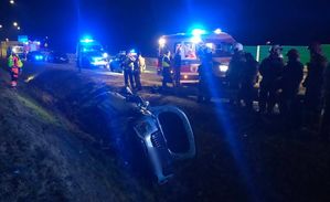 Służby ratownicze pracujące na miejscu zdarzenia drogowego.