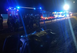 Służby ratownicze pracujące na miejscu zdarzenia drogowego.