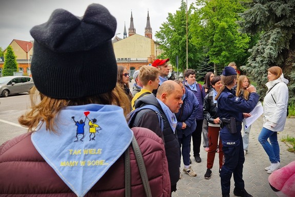 Grupa uczestników gry miejskiej stojących przed budynkiem Komendy Powiatowej Policji w Pabianicach.