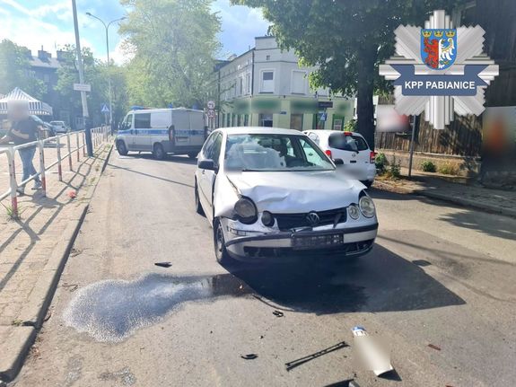 Miejsce zdarzenia drogowego, na którym widać między innymi rozbity pojazd i policyjny radiowóz.
