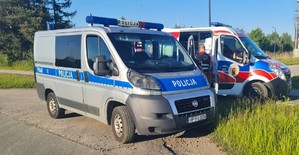 Radiowóz stojący obok karetki.