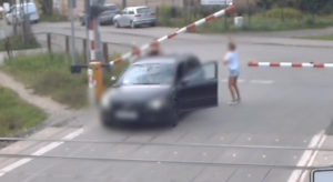 Pojazd na przejeździe kolejowo-drogowym.