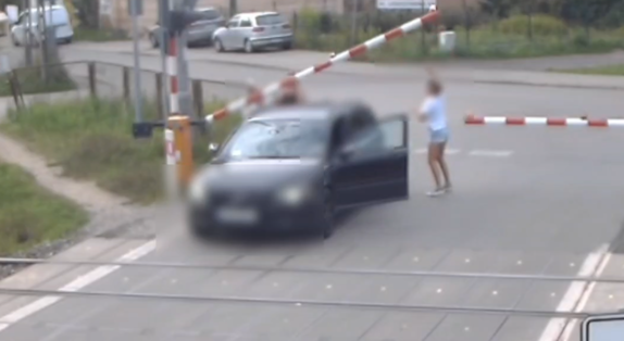 Pojazd na przejeździe kolejowo-drogowym.