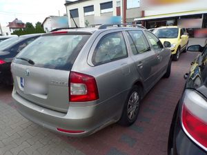 Samochód kobiety na parkingu sklepu.