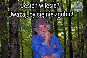 Zamyślony starszy mężczyzna pośród drzew. W prawym górnym rogu logo pabianickiej policji. Na górze napis: Jesień w lesie? Uważaj, by się nie zgubić!