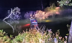 Zatopiony w stawie pojazd.