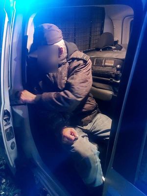 Zaginiony mężczyzna w radiowozie.