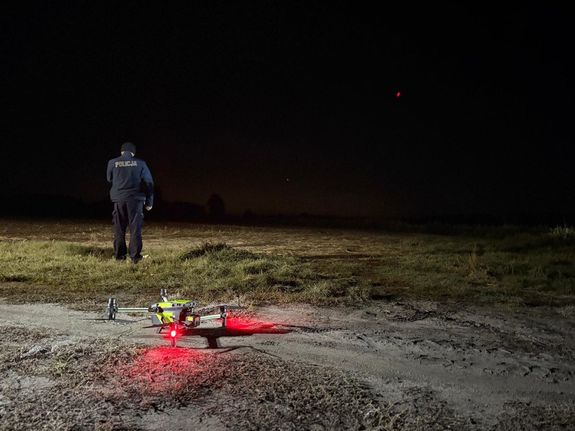 Policjant i dron z kamerą termowizyjną.