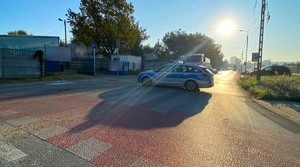 Miejsce zdarzenia drogowego na którym widać policyjny radiowóz.